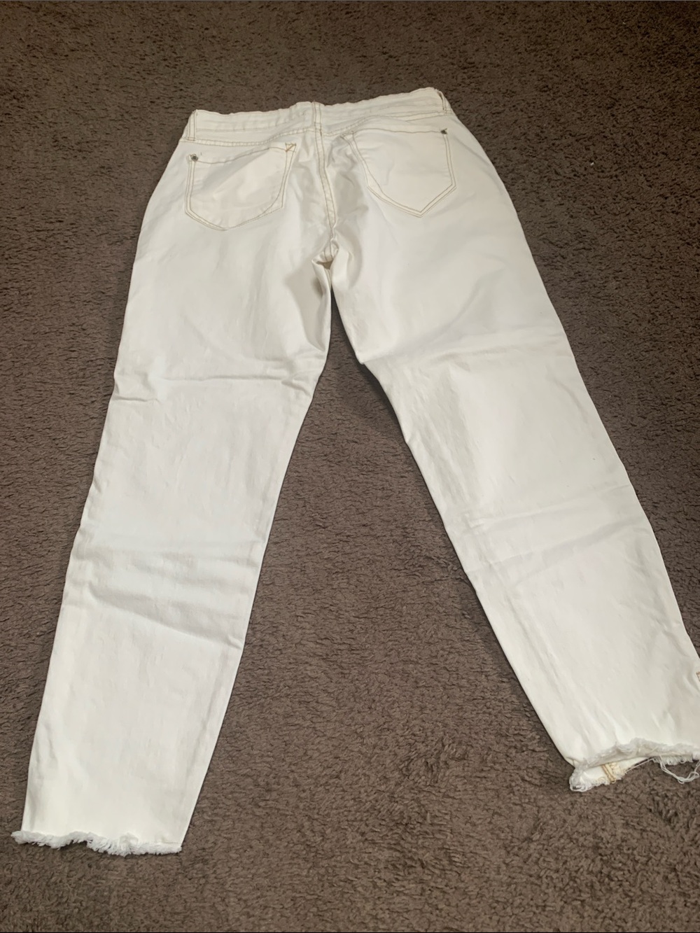 Kensie White Ankle Crop Skinny Jeans with Contrast Stitching and frayed bottoms